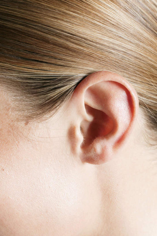 西方人,耳朵,一个人,站,竖图,室内,特写,白天,侧面,欧洲,欧洲人,仅一个年轻女性,仅一个女性,仅一个人,站着,年轻女性,女人,女性,白种人,耳,耳部,站立,半身,彩图