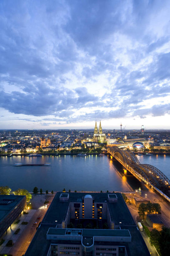 无人,教堂,竖图,俯视,室外,白天,旅游,度假,河流,名胜古迹,日落,水,标志建筑,大桥,地标,建筑,立交桥,路灯,桥梁,照明,德国,欧洲,阴影,波纹,节日,遗迹,光线,影子,河水,水流,晚霞,霞光,落日,高架,斜拉桥,桥,灯光,涟漪,古迹,文化,文物,娱乐,建设,古建筑,灯,倒影,水纹,黄昏,波浪,祈祷,享受,休闲,健康,旅游胜地,彩霞,放松,许愿,宗教,信仰,纪念,祈求,照亮,倒映,基督教,照明设备,西欧,天主教,信念,古文明,德意志联邦共和国,水晕,科隆大教堂,科隆,夕照,反照,霍亨索伦桥,平安,夕阳,彩图,高角度拍摄,大教堂,礼拜堂,斜阳