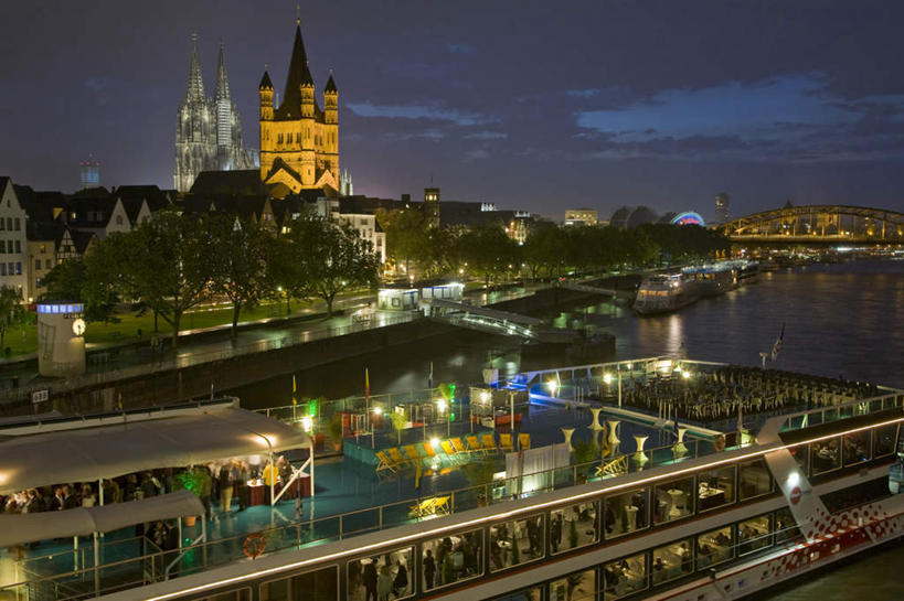 无人,教堂,横图,俯视,室外,白天,旅游,度假,河流,名胜古迹,日落,水,标志建筑,大桥,地标,建筑,立交桥,路灯,桥梁,照明,德国,欧洲,阴影,波纹,节日,遗迹,光线,影子,河水,水流,晚霞,霞光,落日,高架,斜拉桥,桥,灯光,涟漪,古迹,文化,文物,娱乐,建设,古建筑,灯,倒影,水纹,黄昏,波浪,祈祷,享受,休闲,健康,旅游胜地,彩霞,放松,许愿,宗教,信仰,纪念,祈求,照亮,倒映,基督教,照明设备,西欧,天主教,信念,古文明,德意志联邦共和国,水晕,科隆大教堂,科隆,夕照,反照,霍亨索伦桥,平安,夕阳,彩图,高角度拍摄,大教堂,礼拜堂,斜阳