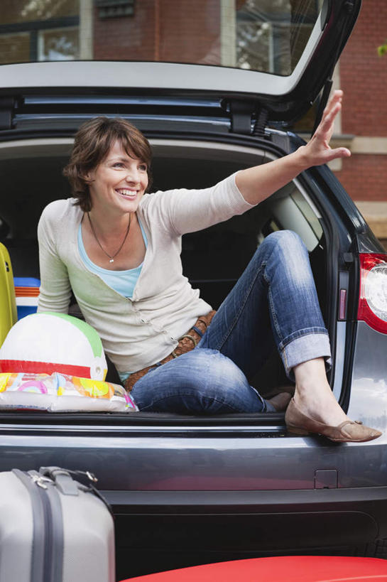 游泳,西方人,一个人,坐,笑,微笑,露齿笑,竖图,室外,白天,正面,汽车,欧洲,欧洲人,仅一个女性,仅一个人,撑,指,服装,救生圈,拉杆箱,旅行箱,塑料,注视,方向,车,球,衣服,后备箱,塑料制品,行李箱,游泳圈,箱子,交通工具,轿车,观察,看,手势,仅一个中年女性,充气,服饰,观看,出差,察看,撑着,指向,救生,衣着,穿着,关注,泅水,衣饰,女人,女性,中年女性,白种人,坐着,彩图,全身,旅行