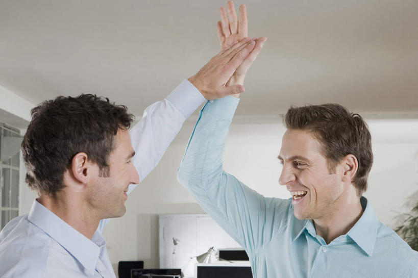 西方人,两个人,同事,商务人士,商务男性,站,握手,笑,微笑,露齿笑,横图,室内,白天,侧面,衬衫,快乐,兴奋,骄傲,成功,胜利,合作,团队,集体,信心,欧洲,欧洲人,击掌,套装,注视,队伍,蓝色,观察,看,手势,站着,自信,观看,察看,领导,成就,关注,商务装,合伙,领袖,工薪阶层,男人,男性,中年男性,白种人,白领,上班族,拉手,拍手,手拉手,手握手,站立,半身,彩图,衬衣,欢乐,开心