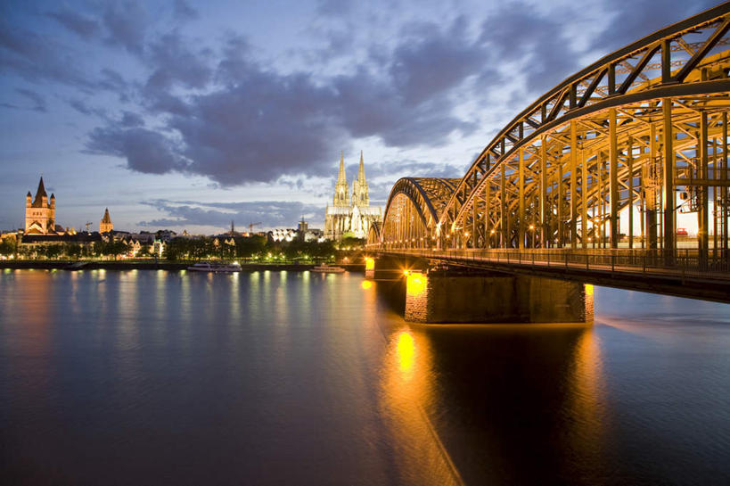 无人,教堂,横图,室外,白天,正面,旅游,度假,河流,名胜古迹,日落,水,标志建筑,大桥,地标,建筑,立交桥,路灯,桥梁,照明,德国,欧洲,阴影,波纹,节日,遗迹,光线,影子,河水,水流,晚霞,霞光,落日,高架,斜拉桥,桥,灯光,涟漪,古迹,文化,文物,娱乐,建设,古建筑,灯,倒影,水纹,黄昏,波浪,祈祷,享受,休闲,健康,旅游胜地,彩霞,放松,许愿,宗教,信仰,纪念,祈求,照亮,倒映,基督教,照明设备,西欧,天主教,信念,古文明,德意志联邦共和国,水晕,科隆大教堂,科隆,夕照,反照,莱茵河,霍亨索伦桥,平安,夕阳,彩图,大教堂,礼拜堂,斜阳