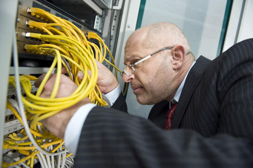 西方人,一个人,商务人士,商务男性,站,横图,室内,白天,侧面,衬衫,欧洲,欧洲人,仅一个男性,仅一个人,仅一个中年男性,握,套装,电力,电线,线,眼镜,电能,拿,线路,拿着,注视,黄色,观察,看,站着,电箱,握着,观看,修理,电,电源,电源线,察看,关注,商务装,能量,工薪阶层,男人,男性,中年男性,白种人,白领,上班族,站立,半身,彩图,衬衣