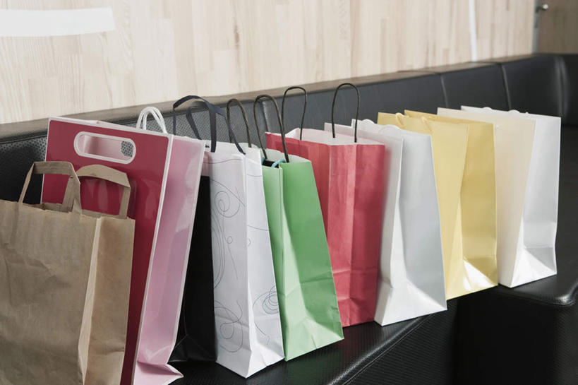 无人,横图,室内,特写,白天,正面,购物,消费,沙发,静物,袋子,一排,许多,整齐,包装袋,手提袋,墙,购物袋,很多,墙壁,墙面,排列,金融,队列,购买,贸易,布艺沙发,彩图