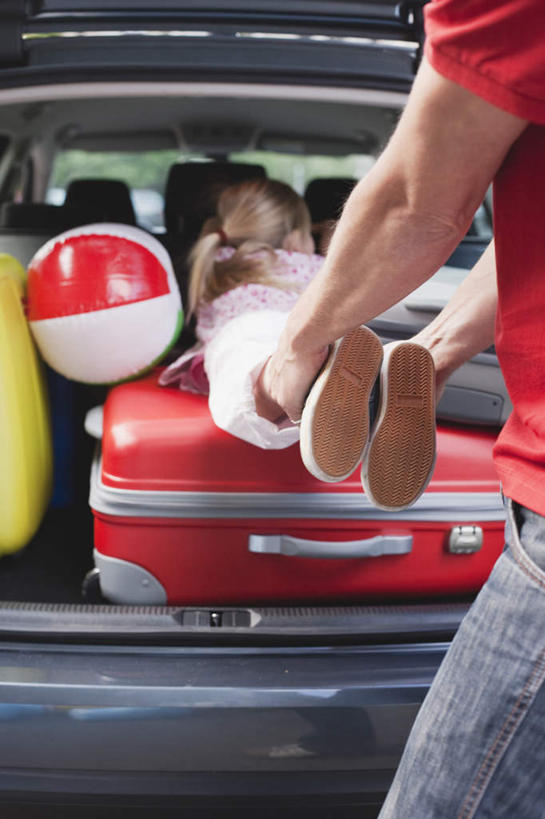 西方人,儿童,中年人,腿部,两个人,家庭,父亲,女儿,站,躺,竖图,室外,白天,正面,旅游,度假,纯洁,汽车,欧洲,欧洲人,拉扯,服装,朦胧,模糊,拉杆箱,旅行箱,注视,娱乐,车,球,小孩,衣服,后备箱,行李箱,箱子,交通工具,轿车,观察,看,站着,享受,休闲,温暖,温馨,父女,一家人,放松,父爱,可爱,童年,童趣,服饰,观看,和睦,察看,衣着,穿着,关注,童真,烂漫,无邪,衣饰,卧着,天真,男人,男性,女孩,中年男性,白种人,孩子,躺着,玩耍,卧,站立,半身,彩图,融洽,女生