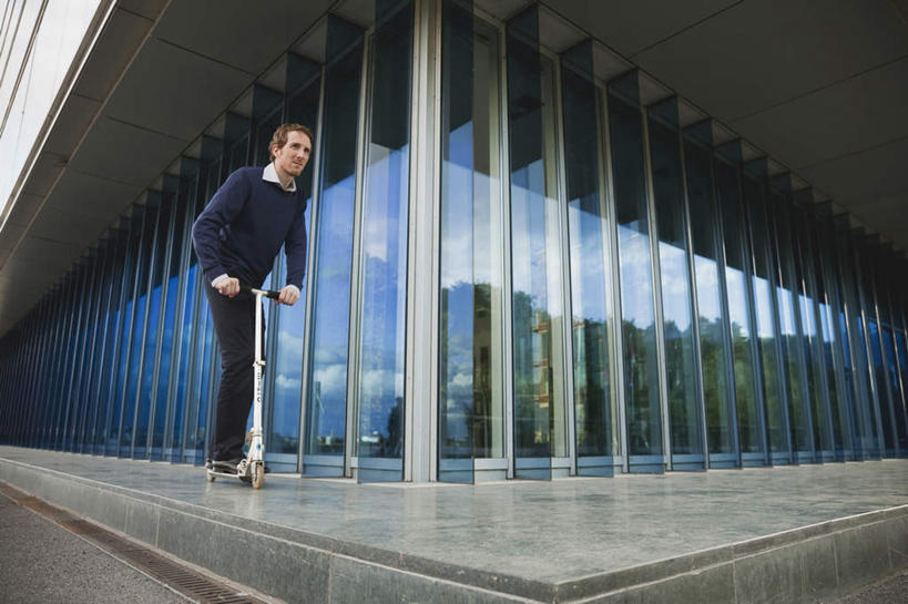 西方人,一个人,家,站,横图,室外,白天,正面,衬衫,西装,锻炼,运动,窗户,落地窗,欧洲,欧洲人,仅一个男性,仅一个人,套装,服装,正装,房屋,屋子,领带,注视,职业装,极限运动,楼房,玻璃窗,住宅,仅一个年轻男性,衣服,观察,看,站着,滑板车,服饰,滑板,观看,察看,衣着,穿着,关注,衣饰,体育,男人,男性,年轻男性,白种人,站立,彩图,全身,衬衣,健身,房子,滑板运动