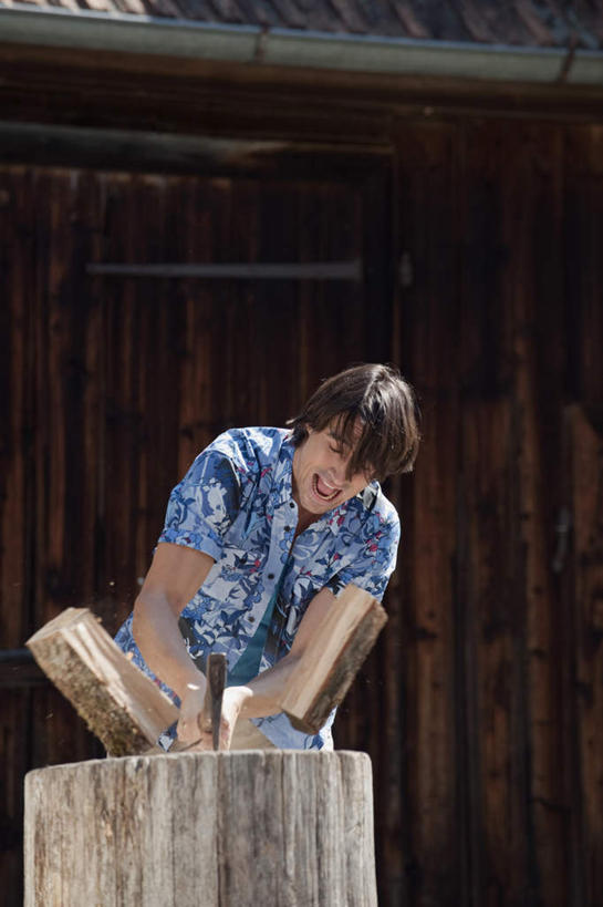 西方人,一个人,家,木屋,站,竖图,室外,白天,正面,欧洲,欧洲人,仅一个男性,仅一个人,仅一个中年男性,握,服装,工具,木材,拿,拿着,注视,住宅,衣服,观察,看,站着,握着,服饰,观看,察看,劈柴,衣着,穿着,关注,斧头,斧子,衣饰,男人,男性,中年男性,白种人,站立,半身,彩图,茅舍,茅屋,棚屋,小木屋,小屋