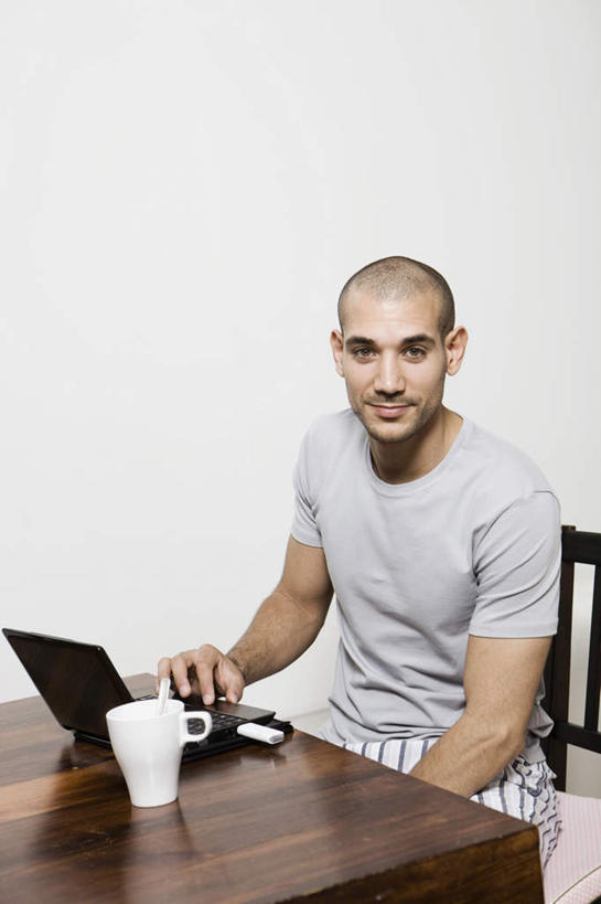 西方人,一个人,坐,竖图,室内,白天,正面,电脑,笔记本电脑,数据,桌子,杯子,椅子,欧洲,欧洲人,仅一个男性,仅一个人,服装,网络,信息,勺子,办公桌,墙,注视,存储介质,通讯设备,墙壁,墙面,仅一个年轻男性,衣服,水杯,调羹,汤匙,观察,看,服饰,观看,存储,察看,无线,衣着,穿着,关注,通信设备,无线网络,无线上网,便携式电脑,u盘,优盘,USB闪存盘,闪存盘,闪存,可移动存储设备,移动存储,衣饰,手提电脑,男人,男性,年轻男性,白种人,茶杯,坐着,半身,彩图