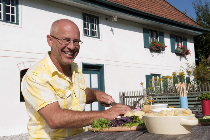 西方人,一个人,家,坐,横图,室外,白天,正面,烹饪,西餐,植物,餐桌,桌子,蔬菜,欧洲,欧洲人,仅一个男性,仅一个人,仅一个中年男性,握,服装,眼镜,房屋,屋子,料理,食品,野餐,拿,拿着,注视,菜肴,美食,楼房,住宅,砧板,树,树木,食物,衣服,蓝色,绿色,蓝天,天空,自然,天,观察,看,西式,握着,服饰,佳肴,生长,晴朗,成长,餐台,观看,察看,切割,衣着,穿着,关注,近视眼镜,万里无云,衣饰,男人,男性,中年男性,白种人,晴空,晴空万里,坐着,半身,彩图,房子