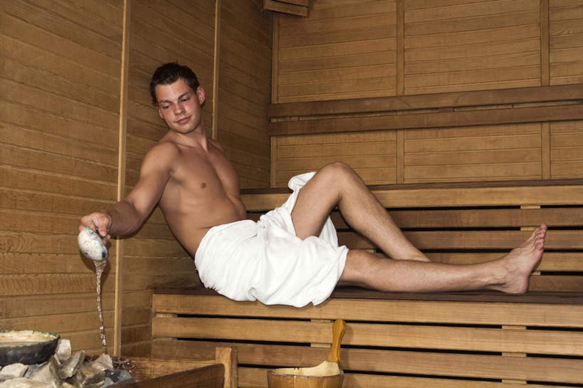 西方人,一个人,坐,横图,室内,白天,侧面,浴袍,水,欧洲,欧洲人,仅一个男性,仅一个人,握,服装,纺织物,液体,勺子,水滴,拿,拿着,注视,仅一个年轻男性,衣服,调羹,毛巾,汤匙,观察,看,清洁,握着,SPA水疗,温泉浴场,服饰,观看,保暖,察看,浴盐,桑拿,衣着,穿着,关注,透气,防水,衣饰,储水,耐磨,吸水,男人,男性,年轻男性,白种人,矿泉疗养地,坐着,彩图,全身,汤帷子,浴衣,水疗