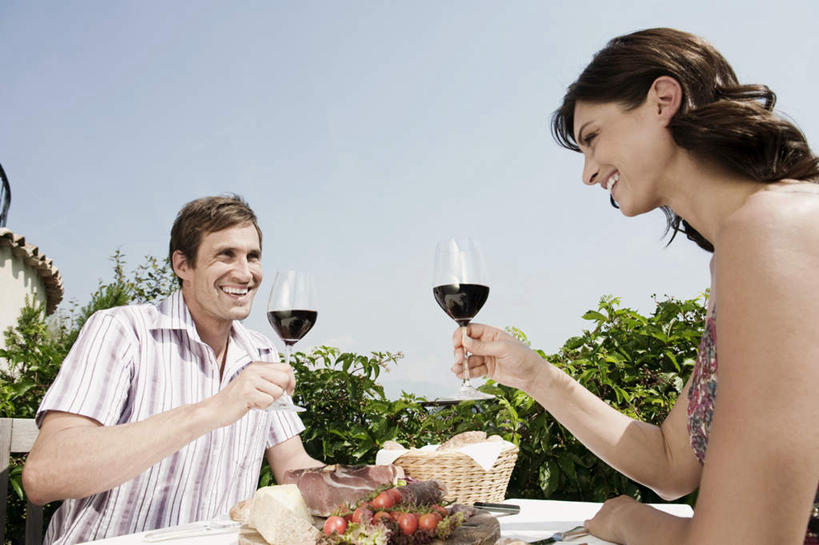 红酒,葡萄酒,西方人,两个人,夫妻,笑,微笑,露齿笑,横图,室外,白天,仰视,爱情,烹饪,西餐,美景,杯子,餐具,欧洲,欧洲人,握,服装,高脚杯,景观,料理,食品,红酒杯,酒类,浪漫,拿,拿着,菜肴,美食,玻璃制品,酒,食物,饮料,衣服,蓝色,蓝天,天空,自然,酒杯,天,红葡萄酒,景色,恩爱,西式,握着,恋人,服饰,佳肴,晴朗,衣着,穿着,自然风光,万里无云,衣饰,男人,男性,女人,女性,中年男性,中年女性,白种人,情侣,玻璃杯,进餐用具,烹调用具,晴空,晴空万里,半身,彩图,低角度拍摄,伴侣