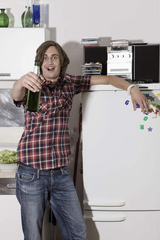 西方人,一个人,站,笑,微笑,露齿笑,竖图,室内,白天,正面,衬衫,厨房,欧洲,欧洲人,仅一个男性,仅一个人,握,服装,电器,格纹,冰箱,拿,拿着,注视,冷冻,冷柜,玻璃制品,酒瓶,仅一个年轻男性,衣服,玻璃瓶,瓶子,冷藏柜,观察,看,站着,张嘴,握着,服饰,冷藏,观看,储藏,录音机,察看,家电,家用电器,衣着,穿着,关注,张大嘴巴,保鲜,衣饰,男人,男性,年轻男性,白种人,张开嘴,站立,半身,彩图,衬衣,灶间