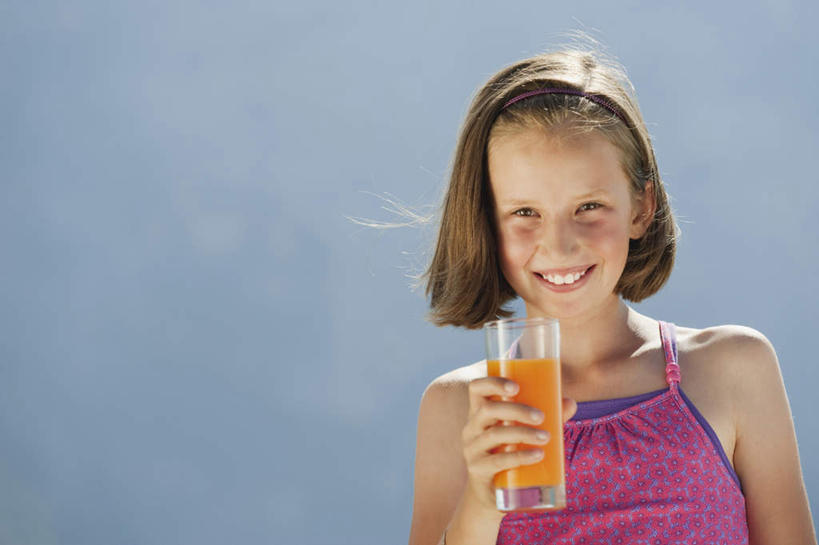 果汁,西方人,儿童,一个人,站,笑,微笑,露齿笑,横图,室外,白天,仰视,纯洁,柑橘,杯子,欧洲,欧洲人,仅一个女性,仅一个人,握,服装,橙汁,饮品,一杯,拿,拿着,注视,玻璃制品,饮料,小孩,衣服,蓝色,蓝天,天空,水杯,天,观察,看,站着,仅一个小孩,可爱,童年,童趣,握着,服饰,晴朗,观看,察看,衣着,穿着,关注,可口,童真,烂漫,无邪,万里无云,衣饰,适口,天真,女孩,女人,女性,白种人,孩子,玻璃杯,晴空,晴空万里,橘子,桔子,橙子,橙,站立,半身,彩图,低角度拍摄,女生