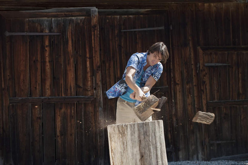 西方人,一个人,家,木屋,站,横图,室外,白天,正面,欧洲,欧洲人,仅一个男性,仅一个人,握,服装,工具,木材,拿,拿着,注视,住宅,仅一个年轻男性,衣服,观察,看,站着,握着,服饰,观看,察看,劈柴,衣着,穿着,关注,斧头,斧子,衣饰,男人,男性,年轻男性,白种人,站立,半身,彩图,茅舍,茅屋,棚屋,小木屋,小屋