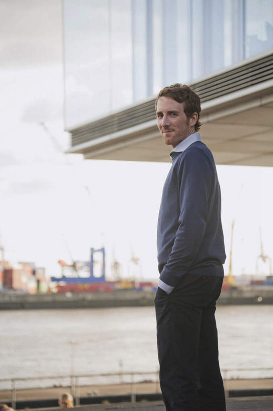 西方人,胡须,一个人,商务人士,商务男性,站,笑,微笑,竖图,室外,白天,正面,衬衫,湖,湖泊,水,船,货轮,欧洲,欧洲人,仅一个男性,仅一个人,套装,湖面,水流,水面,注视,仅一个年轻男性,湖水,观察,看,站着,观看,察看,双手插袋,关注,商务装,手插袋,工薪阶层,双手抄兜,双手放兜,男人,男性,年轻男性,白种人,胡子,小胡子,白领,上班族,插兜,两手抄兜,两手放兜,手插兜,手放口袋,站立,半身,彩图,衬衣,手抄兜