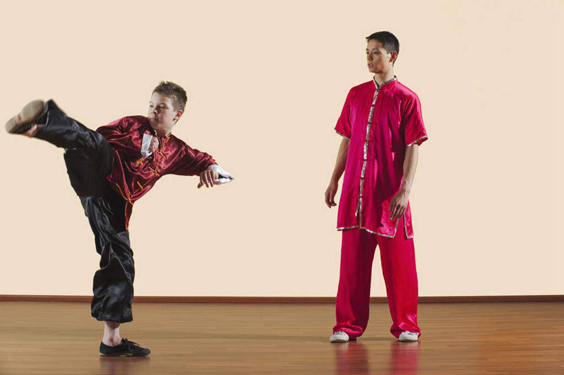 西方人,儿童,两个人,教师,站,横图,室内,白天,正面,纯洁,地板,欧洲,欧洲人,踢,服装,墙,地面,注视,休闲装,木地板,墙壁,墙面,小孩,衣服,红色,观察,看,站着,休闲,休闲服,可爱,童年,童趣,服饰,观看,察看,衣着,穿着,关注,童真,烂漫,无邪,衣饰,天真,男孩,男人,男性,年轻男性,白种人,讲师,教授,老师,站立,彩图,全身,男生,练功服