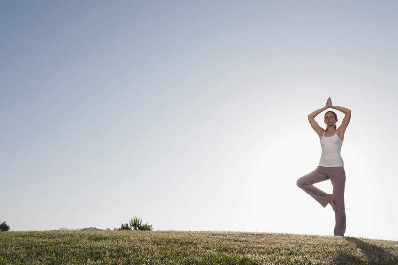 西方人,一个人,同事,站,横图,室外,白天,正面,锻炼,瑜伽,成功,运动,合作,团队,集体,信心,草地,草坪,植物,吊带,欧洲,欧洲人,仅一个女性,仅一个人,阴影,服装,光线,影子,地平线,辽阔,地面,祝福,注视,吊带衫,队伍,草,虔诚,衣服,蓝色,绿色,蓝天,天空,阳光,天,观察,看,祈祷,双手合十,站着,仅一个中年女性,广阔,养生,服饰,晴朗,观看,一望无际,察看,领导,衣着,成就,穿着,关注,延伸,感谢,合掌,合伙,领袖,万里无云,合十礼,合掌礼,天地相交,合十,莲华合掌,感恩,衣饰,无边无际,一马平川,体育,女人,女性,中年女性,白种人,晴空,晴空万里,站立,彩图,全身,健身