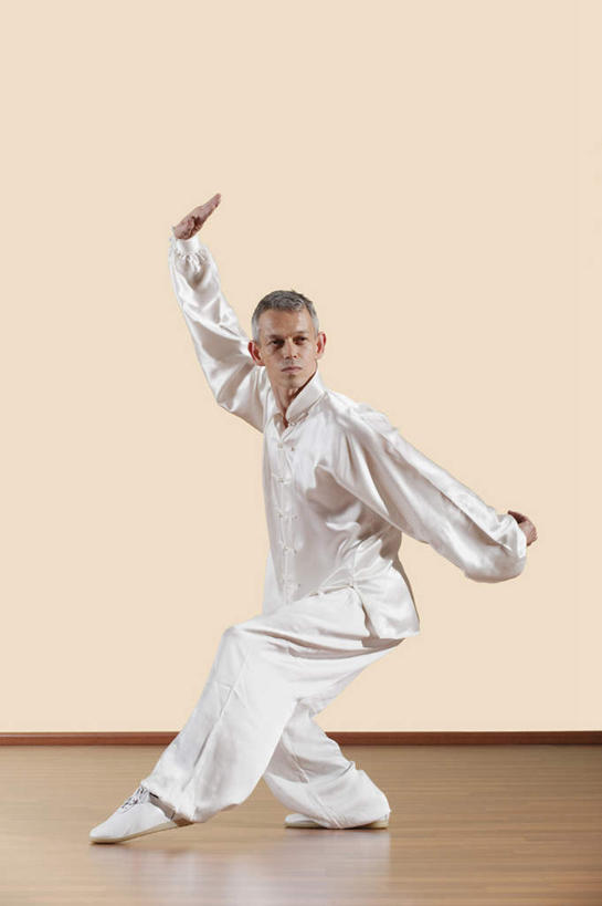 西方人,一个人,站,伸展双臂,竖图,室内,白天,正面,锻炼,运动,地板,欧洲,欧洲人,仅一个男性,仅一个人,服装,墙,地面,注视,木地板,墙壁,墙面,衣服,白色,观察,看,站着,仅一个老年男性,服饰,观看,察看,衣着,穿着,关注,衣饰,体育,老年男性,男人,男性,白种人,敞开双臂,伸开双臂,展开双肩,站立,张开手臂,张开双臂,彩图,全身,健身,练功服