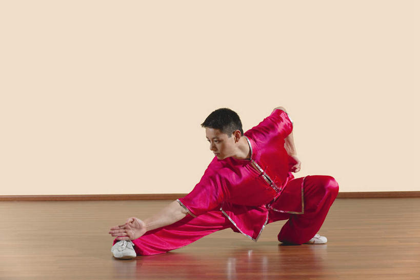 西方人,一个人,蹲,横图,室内,白天,正面,锻炼,运动,地板,欧洲,欧洲人,仅一个男性,仅一个人,服装,墙,地面,注视,木地板,墙壁,墙面,仅一个年轻男性,衣服,红色,观察,看,服饰,观看,察看,衣着,穿着,关注,衣饰,体育,男人,男性,年轻男性,白种人,蹲着,彩图,全身,健身,练功服