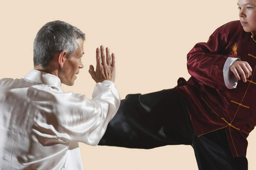 西方人,儿童,背部,两个人,教师,站,横图,室内,白天,正面,民族服装,锻炼,纯洁,运动,欧洲,欧洲人,踢,服装,墙,注视,墙壁,墙面,小孩,衣服,白色,观察,看,站着,可爱,童年,童趣,服饰,观看,打架,察看,衣着,穿着,关注,打斗,童真,烂漫,无邪,斗殴,衣饰,体育,天真,男孩,男人,男性,中年男性,白种人,讲师,教授,老师,站立,半身,彩图,传统服装,民俗服,健身,男生,练功服