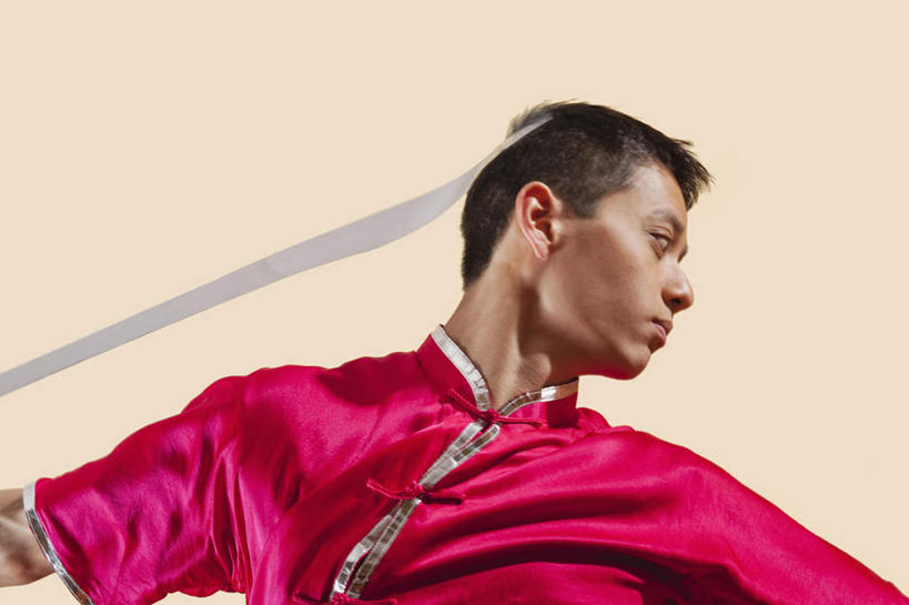 东方人,一个人,站,横图,室内,白天,仰视,竞争,亚洲,仅一个男性,仅一个人,对抗,握,服装,冲突,拿,拿着,注视,黄种人,破坏,仅一个年轻男性,衣服,白色,观察,看,站着,武器,战争,握着,服饰,观看,损坏,察看,攻击,威胁,衣着,穿着,对立,关注,矛盾,兵器,砍刀,防御,敌对,挫败,斗争,抗拒,抗衡,杀伤,威慑,衣饰,背刀,长刀,挎刀,危险,男人,男性,年轻男性,亚洲人,站立,半身,彩图,低角度拍摄,练功服