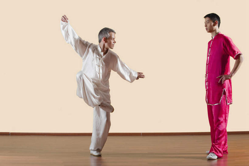 西方人,两个人,伙伴,朋友,健身房,站,举,横图,室内,白天,正面,锻炼,友谊,运动,武术,地板,欧洲,欧洲人,服装,地面,注视,手叉腰,木地板,衣服,白色,叉腰,观察,看,托,站着,太极拳,服饰,观看,察看,太极,双手叉腰,衣着,穿着,关注,衣饰,体育,友情,男人,男性,年轻男性,中年男性,白种人,举起,举手,举着,向上举,向上伸,向上托,站立,彩图,全身,健身,健身馆,练功服