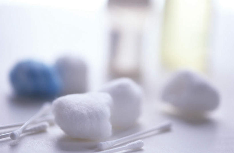 无人,横图,室内,特写,白天,正面,桌面,桌子,静物,许多,阴影,朦胧,模糊,散落,光线,木制,影子,棉花,蓝色,白色,木制品,棉花棒,棉签,急救,用品,棉棒,擦拭棒,彩图