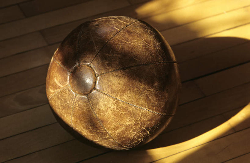 无人,横图,俯视,室内,特写,白天,地板,静物,阴影,条纹,朦胧,模糊,光线,纹路,纹理,影子,地面,木地板,一个,阳光,单个,磨损,古旧,实心球,肌理,彩图,高角度拍摄