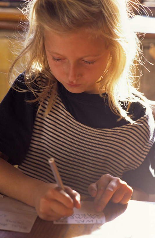 西方人,儿童,一个人,站,竖图,室内,白天,正面,纯洁,欧洲,欧洲人,仅一个女性,仅一个人,握,写字,阴影,服装,光线,笔,影子,纸,拿,拿着,注视,休闲装,小孩,衣服,阳光,观察,看,站着,仅一个小孩,休闲,休闲服,金色,可爱,童年,童趣,握着,服饰,观看,察看,关注,童真,烂漫,无邪,天真,女孩,女人,女性,白种人,孩子,长发,站立,半身,彩图,女生