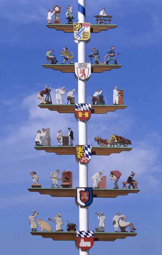 无人,竖图,室外,白天,仰视,旅游,度假,德国,阴影,节日,庆祝,装饰,光线,影子,支架,云,云朵,云彩,文化,娱乐,蓝色,白云,蓝天,天空,阳光,工艺品,天,庆典,享受,休闲,放松,纪念,华丽,支撑,修饰,点缀,衬托,美观,雅致,雅观,五朔节,五朔节花柱,彩图,低角度拍摄,传统文化