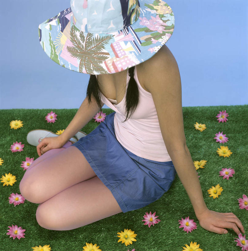 东方人,一个人,站,坐,笑,微笑,露齿笑,竖图,室内,白天,正面,裙子,草地,草坪,植物,帽子,亚洲,仅一个年轻女性,仅一个女性,仅一个人,戴,蓝色背景,服装,盛开,背心,花蕾,黄种人,草,花,花瓣,花朵,鲜花,衣服,绿色,遮阳帽,花苞,花蕊,站着,短裙,摄影,服饰,影棚,半身裙,牛仔裙,衣着,穿着,衣饰,年轻女性,女人,女性,亚洲人,站立,坐着,彩图,全身,影棚拍摄,拍摄