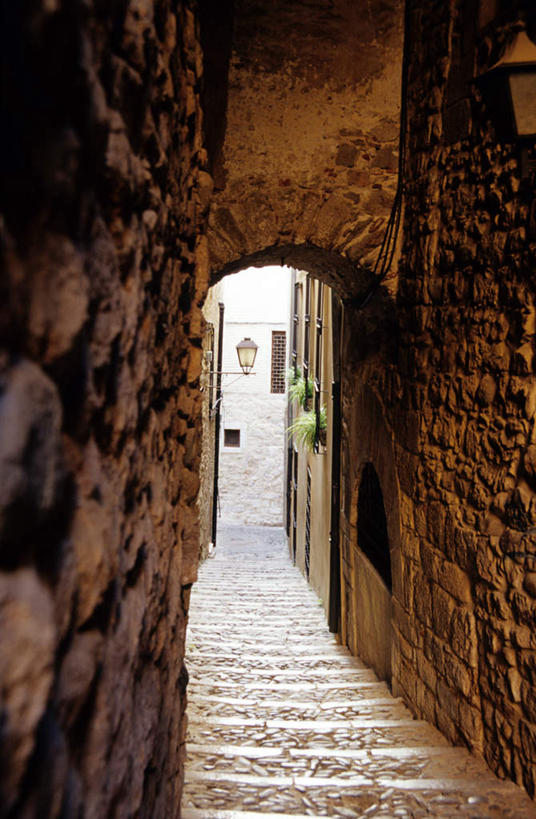 无人,家,竖图,室内,白天,正面,旅游,度假,美景,楼梯,城市风光,城市,道路,路,西班牙,欧洲,阴影,光线,影子,房屋,阶梯,墙,屋子,景观,乡村,小路,灯光,地面,交通,娱乐,楼房,圆顶,墙壁,墙面,台阶,住宅,享受,休闲,景色,放松,南欧,加泰罗尼亚,西班牙王国,彩图,房子