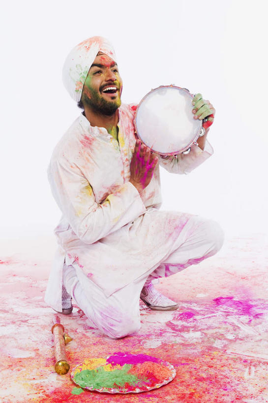 一个人,蹲,竖图,彩色,室内,白天,白色背景,正面,亚洲,仅一个男性,仅一个人,服装,乐器,铃鼓,音乐,拿,拿着,注视,仅一个年轻男性,衣服,观察,看,摄影,服饰,影棚,观看,打击乐器,手鼓,察看,颜料盒,衣着,穿着,关注,衣饰,男人,男性,年轻男性,亚洲人,印度人,蹲着,彩图,全身,影棚拍摄,拍摄