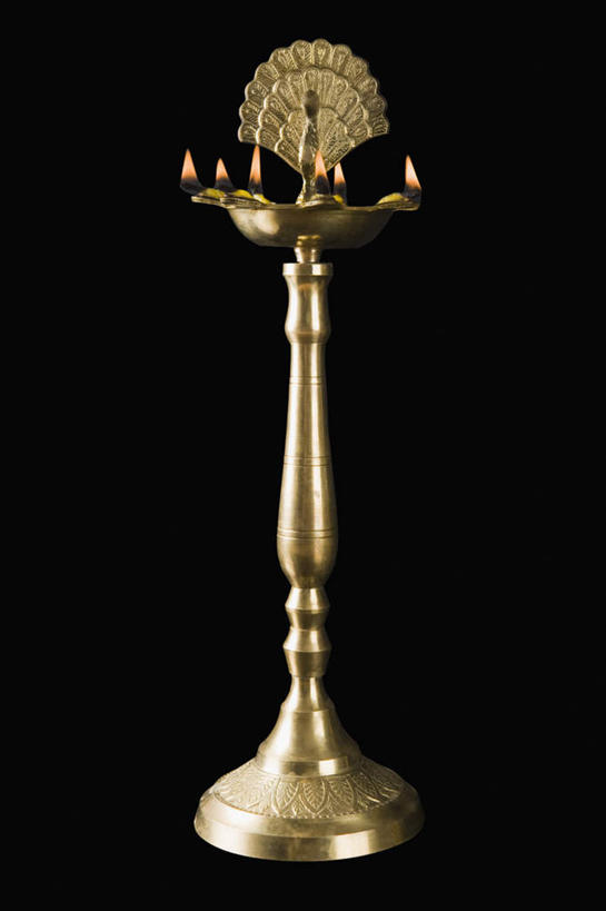 无人,竖图,室内,特写,白天,正面,蜡烛,照明,阴影,黑色背景,节日,庆祝,光线,火焰,影子,烛光,灯光,燃烧,文化,灯,灯具,点燃,庆典,摄影,影棚,纪念,照亮,照明设备,油灯,印度文化,排灯节,万灯节,彩图,影棚拍摄,拍摄,大宝森节,屠妖节,印度灯节