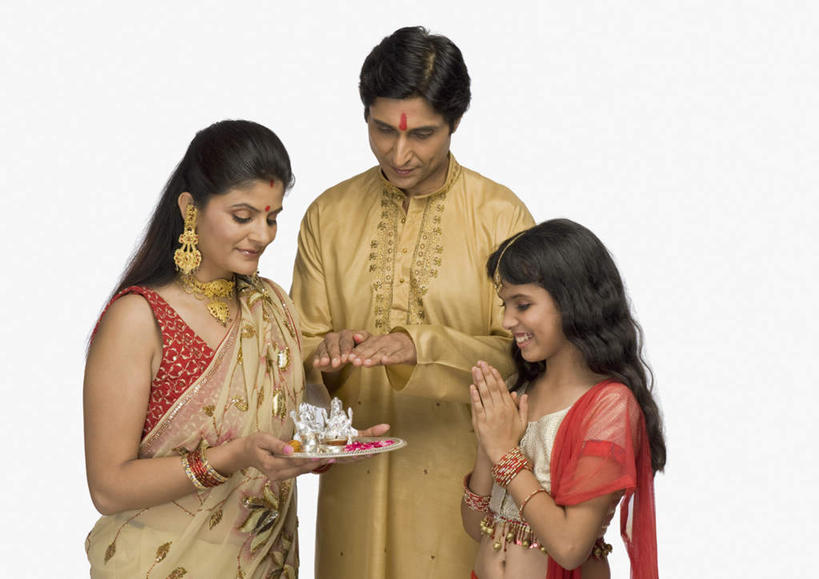 点心,儿童,三个人,家庭,夫妻,母亲,父亲,女儿,站,横图,室内,白天,白色背景,侧面,民族服装,爱情,下午茶,纯洁,餐具,亚洲,握,服装,碟子,盘,食品,甜点,甜品,浪漫,祝福,拿,拿着,注视,食物,糕点,虔诚,小孩,衣服,盘子,碟,甜食,观察,看,祈祷,双手合十,站着,温暖,温馨,父女,母女,三口之家,一家人,恩爱,父爱,可爱,母爱,童年,童趣,握着,恋人,摄影,服饰,影棚,观看,飘逸,和睦,察看,衣着,庄重,穿着,关注,感谢,追求,合掌,童真,烂漫,无邪,纱丽,合十礼,合掌礼,合十,莲华合掌,感恩,雅致,衣饰,纱丽服,清婉,妍丽,天真,男人,男性,年轻男性,年轻女性,女孩,女人,女性,亚洲人,印度人,孩子,年轻人,夫妇,情侣,站立,半身,彩图,影棚拍摄,传统服装,民俗服,拍摄,伴侣,融洽,女生,奢华