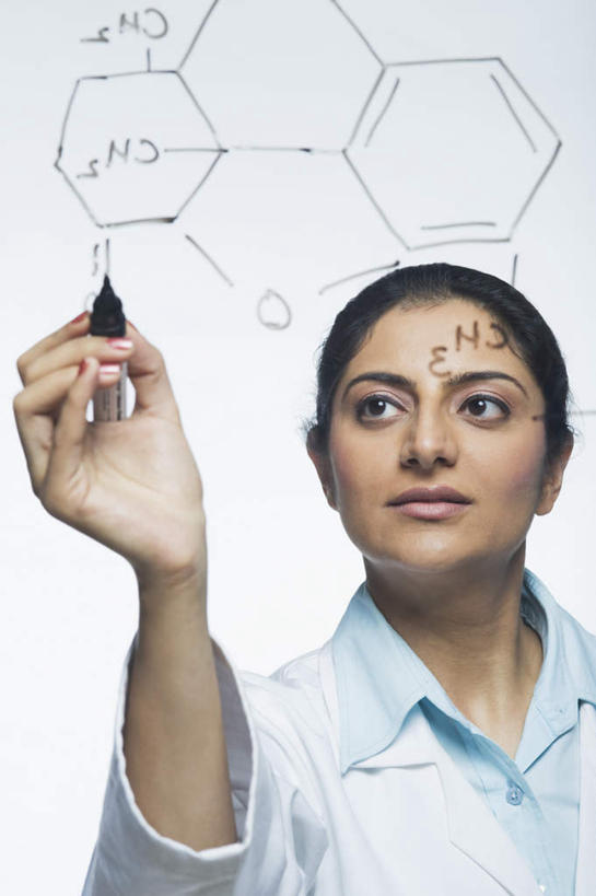 一个人,技术人员,竖图,室内,白天,正面,分子,玻璃,亚洲,仅一个年轻女性,仅一个女性,仅一个人,握,服装,化学,英文,笔,标志,文字,字符,字母,实验室,办公用品,拿,拿着,标识,水笔,文具,衣服,白板,学习用品,生物,握着,服饰,英文字母,文具用品,衣着,原子,穿着,记录板,记事板,实验器材,粒子,衣饰,年轻女性,女人,女性,亚洲人,印度人,技术员,半身,彩图,化学式