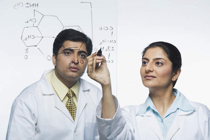 两个人,伙伴,朋友,科学家,技术人员,横图,室内,白天,正面,友谊,合作,团队,分子,玻璃,亚洲,握,服装,化学,英文,笔,标志,文字,字符,字母,实验室,办公用品,拿,拿着,标识,水笔,文具,衣服,白板,学习用品,生物,战略,握着,服饰,英文字母,文具用品,衣着,科研人员,原子,穿着,研究者,记录板,记事板,实验器材,粒子,科学研究者,联合,合谋,衣饰,配合,协作,男人,男性,年轻男性,年轻女性,女人,女性,亚洲人,印度人,科学工作者,技术员,半身,彩图,化学式