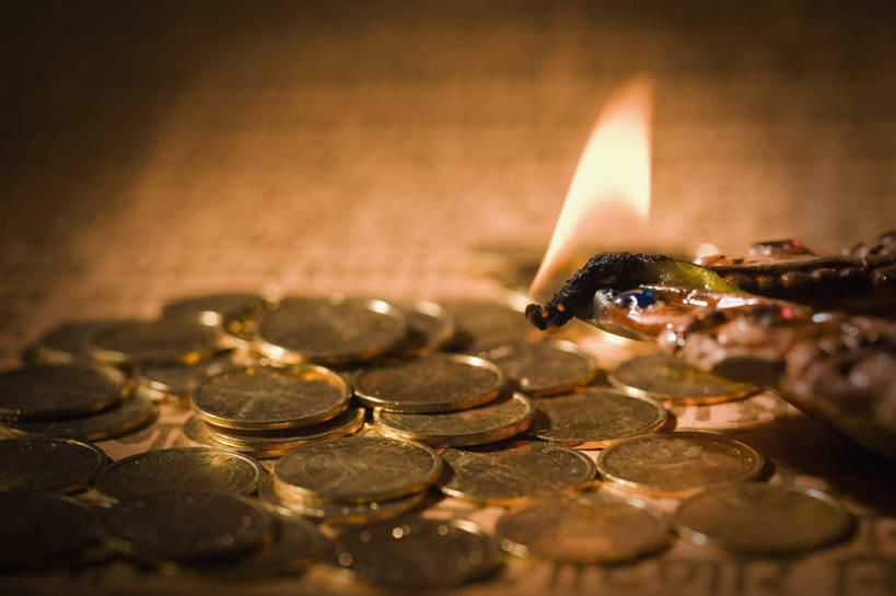 无人,横图,俯视,室内,特写,白天,热情,钱,火,照明,一堆,许多,堆叠,堆积,节日,朦胧,模糊,庆祝,火焰,钱币,灯光,燃烧,文化,灯,灯具,庆典,金融,经济,纪念,堆,照亮,照明设备,油灯,流通,贸易,印度文化,排灯节,万灯节,货币,现金,硬币,彩图,高角度拍摄,大宝森节,屠妖节,印度灯节