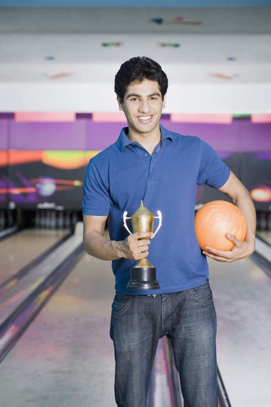 一个人,笑,微笑,露齿笑,竖图,室内,白天,正面,锻炼,成功,胜利,运动,保龄球,亚洲,仅一个男性,仅一个人,握,服装,保龄球馆,保龄球瓶,速度,娱乐,运动器械,球道,仅一个年轻男性,衣服,健身器械,光彩,力量,平衡,握着,服饰,技巧,协调,衣着,穿着,健身器材,荣誉,灵敏,奖品,球馆,柔韧,趣味,耐力,抗争,球瓶,荣耀,保龄球道,指孔,衣饰,光荣,体育,地滚球,男人,男性,年轻男性,亚洲人,印度人,半身,彩图,健身,运动器材,奖杯