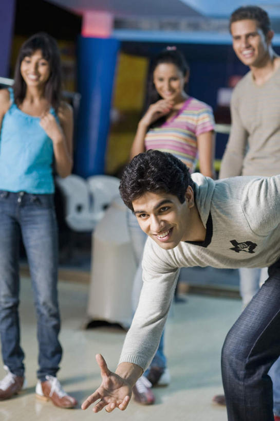 四个人,伙伴,朋友,笑,微笑,露齿笑,竖图,室内,白天,正面,锻炼,友谊,运动,保龄球,亚洲,服装,保龄球馆,保龄球瓶,速度,娱乐,运动器械,球道,衣服,健身器械,力量,平衡,服饰,技巧,协调,衣着,穿着,健身器材,灵敏,球馆,柔韧,趣味,耐力,抗争,球瓶,保龄球道,指孔,衣饰,体育,友情,地滚球,男人,男性,年轻男性,年轻女性,女人,女性,亚洲人,印度人,半身,彩图,健身,运动器材