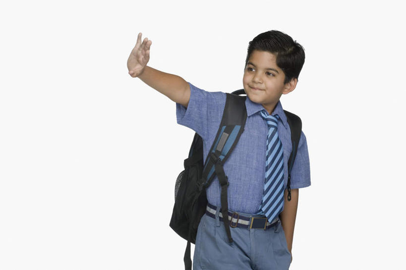 儿童,一个人,学生,站,举,横图,室内,白天,白色背景,正面,纯洁,亚洲,仅一个男性,仅一个人,服装,包,书包,挥手,注视,再见,小孩,衣服,背包,观察,看,手势,托,站着,招手,仅一个小孩,可爱,童年,童趣,摄影,服饰,影棚,告别,观看,察看,衣着,穿着,关注,摆动,童真,烂漫,无邪,离别,辞行,衣饰,天真,男孩,男人,男性,亚洲人,印度人,孩子,举起,举手,举着,向上举,向上伸,向上托,站立,半身,彩图,影棚拍摄,拍摄,双肩包,男生