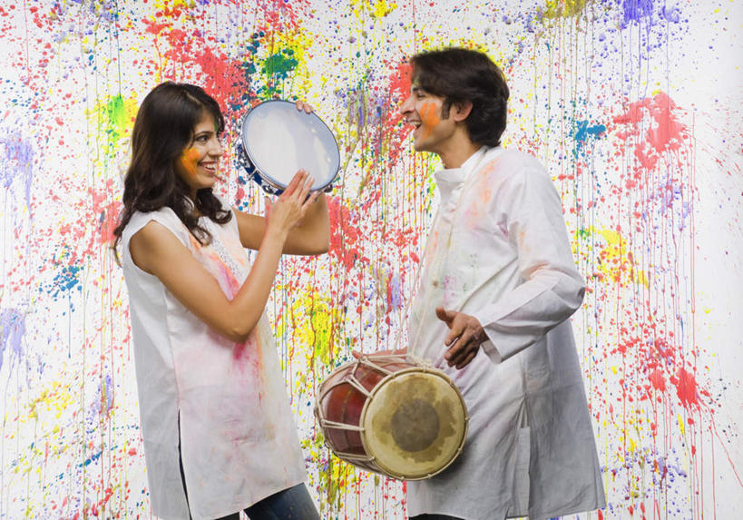 两个人,夫妻,站,笑,微笑,露齿笑,横图,室内,白天,白色背景,侧面,爱情,亚洲,服装,粉末,乐器,铃鼓,浪漫,音乐,注视,衣服,观察,看,站着,面对面,粉,恩爱,恋人,摄影,服饰,影棚,观看,对视,颜料,打击乐器,手鼓,察看,衣着,穿着,关注,粉状,粉剂,衣饰,男人,男性,年轻男性,年轻女性,女人,女性,亚洲人,印度人,情侣,站立,半身,彩图,影棚拍摄,拍摄,伴侣