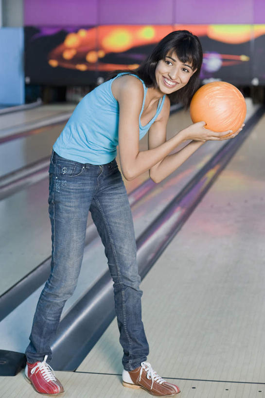 一个人,站,笑,微笑,露齿笑,竖图,室内,白天,侧面,锻炼,运动,保龄球,亚洲,仅一个年轻女性,仅一个女性,仅一个人,握,服装,保龄球馆,速度,休闲装,娱乐,运动器械,球道,球,一个,衣服,站着,休闲,休闲服,健身器械,力量,平衡,握着,服饰,单个,技巧,协调,健身器材,灵敏,球馆,柔韧,趣味,耐力,抗争,保龄球道,指孔,体育,地滚球,年轻女性,女人,女性,亚洲人,印度人,站立,彩图,全身,健身,运动器材