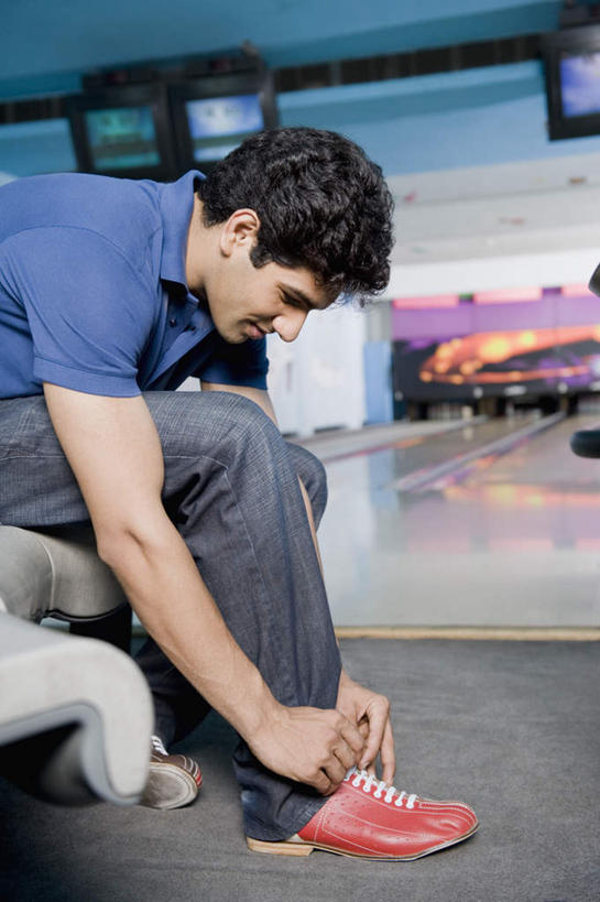 一个人,坐,竖图,室内,白天,侧面,锻炼,运动,保龄球,亚洲,仅一个男性,仅一个人,服装,墙,保龄球馆,速度,注视,休闲装,娱乐,运动器械,球道,墙壁,墙面,球,仅一个年轻男性,衣服,低头,观察,看,休闲,休闲服,健身器械,力量,平衡,系,服饰,观看,技巧,协调,察看,关注,健身器材,灵敏,球馆,柔韧,趣味,耐力,抗争,保龄球道,指孔,垂头,体育,地滚球,男人,男性,年轻男性,亚洲人,印度人,坐着,半身,彩图,健身,运动器材