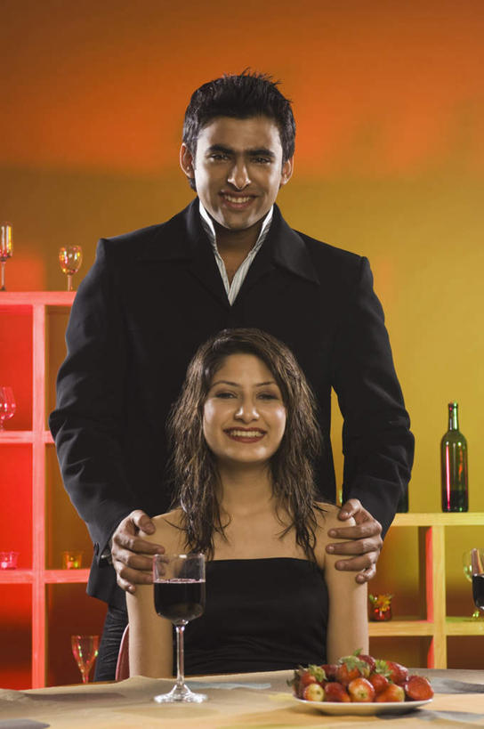 两个人,家庭,夫妻,酒吧,站,坐,笑,微笑,露齿笑,竖图,室内,白天,正面,衬衫,裙子,西装,爱情,旅游,度假,餐桌,桌子,杯子,亚洲,连衣裙,套装,正装,高脚杯,领带,红酒杯,浪漫,注视,职业装,娱乐,玻璃制品,酒柜,黑色,抹胸,酒杯,观察,看,站着,享受,休闲,温暖,温馨,一家人,恩爱,放松,恋人,餐台,观看,和睦,察看,关注,抹胸裙,男人,男性,年轻男性,年轻女性,女人,女性,亚洲人,印度人,情侣,玻璃杯,玩耍,站立,坐着,半身,彩图,衬衣,酒吧间,酒馆,伴侣,融洽