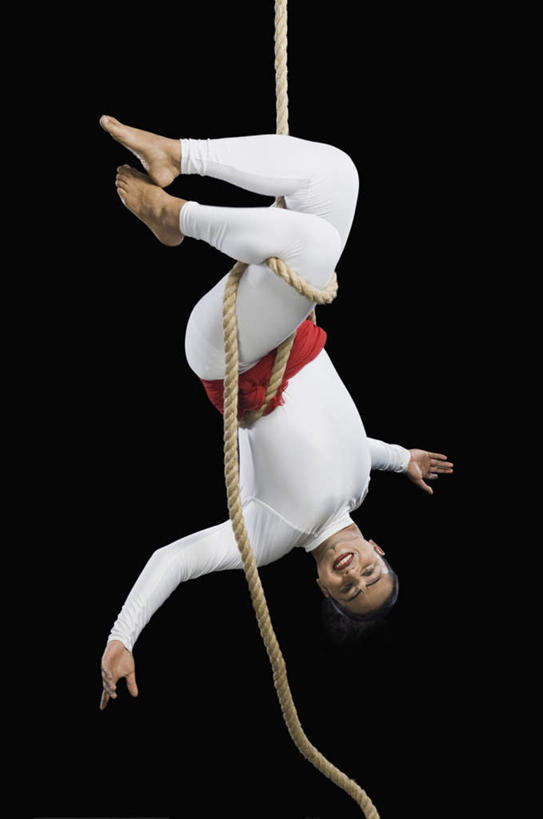 一个人,站,竖图,室内,白天,正面,运动服,锻炼,运动,亚洲,仅一个男性,仅一个人,仅一个中年男性,倒立,握,黑色背景,注视,绳子,观察,看,站着,握着,摄影,影棚,观看,察看,关注,体育,男人,男性,中年男性,亚洲人,印度人,站立,彩图,全身,影棚拍摄,健身,拍摄