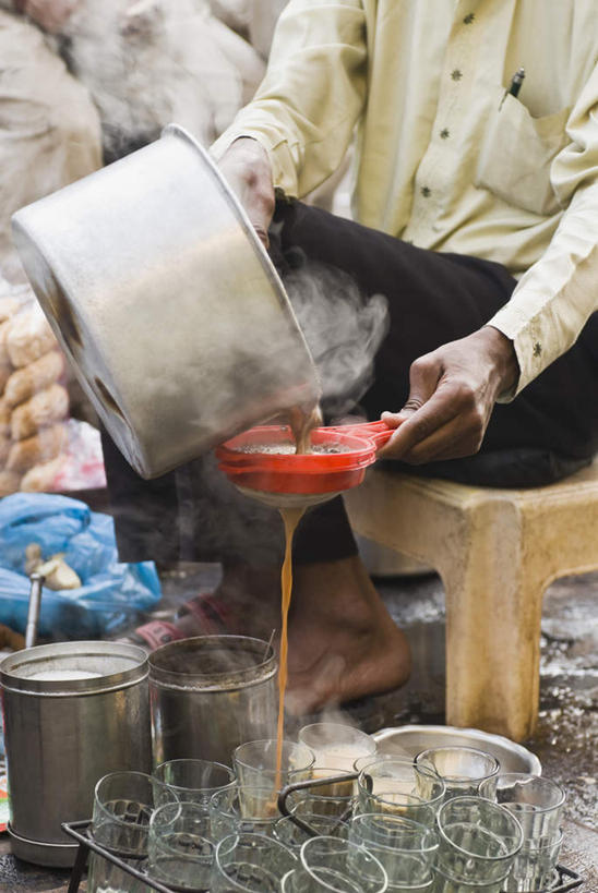 一个人,坐,竖图,室外,白天,正面,烹饪,杯子,厨具,袋子,椅子,金属制品,印度,亚洲,仅一个男性,仅一个人,仅一个中年男性,一排,许多,握,服装,金属,锅子,摊位,街区,拿,麻袋,拿着,休闲装,锅,玻璃制品,饮料,排列,衣服,水杯,休闲,休闲服,握着,服饰,锅具,队列,南亚,漏勺,烹饪用具,印度共和国,德里,男人,男性,中年男性,亚洲人,印度人,玻璃杯,烹调用具,烹调,坐着,半身,彩图