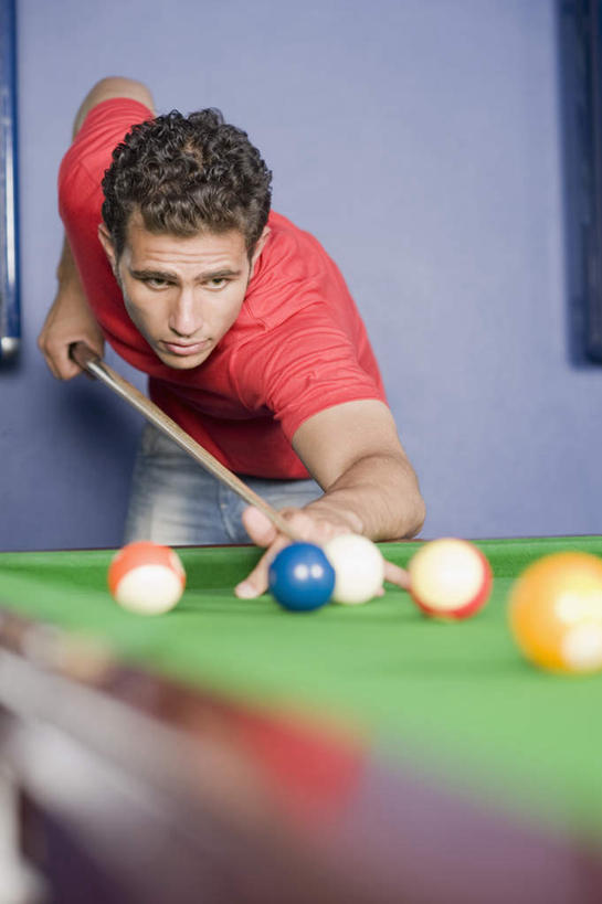 一个人,竖图,彩色,室内,白天,正面,台球,桌子,亚洲,仅一个男性,仅一个人,许多,弯腰,握,球袋,球杆,墙,桌球台,拿,拿着,墙壁,墙面,仅一个年轻男性,球体,握着,男人,男性,年轻男性,亚洲人,印度人,半身,彩图