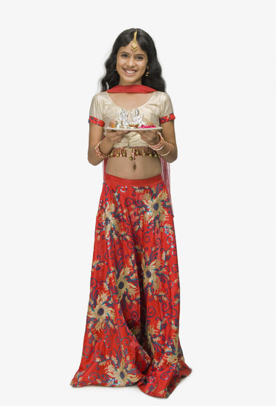 一个人,站,笑,微笑,露齿笑,竖图,室内,白天,白色背景,正面,民族服装,餐具,亚洲,仅一个年轻女性,仅一个女性,仅一个人,握,艺术,雕像,碟子,盘,塑像,神像,拿,拿着,注视,盘子,碟,观察,看,站着,握着,摄影,服饰,影棚,观看,飘逸,察看,庄重,关注,追求,纱丽,雅致,纱丽服,清婉,妍丽,年轻女性,女人,女性,亚洲人,印度人,站立,彩图,全身,影棚拍摄,传统服装,民俗服,拍摄,奢华