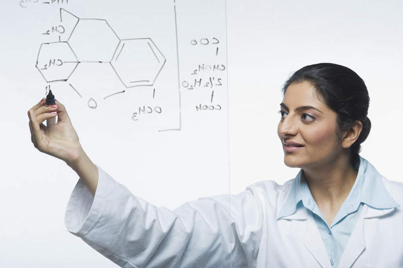 一个人,商务人士,商务女性,站,笑,微笑,露齿笑,横图,室内,白天,正面,亚洲,仅一个女性,仅一个人,握,写,套装,化学,结构,符号,墙,拿,拿着,注视,箭头,墙壁,墙面,白板,记号笔,观察,看,站着,仅一个中年女性,握着,观看,察看,关注,公式,商务装,记录板,工薪阶层,记事板,女人,女性,中年女性,亚洲人,印度人,白领,上班族,半身,彩图